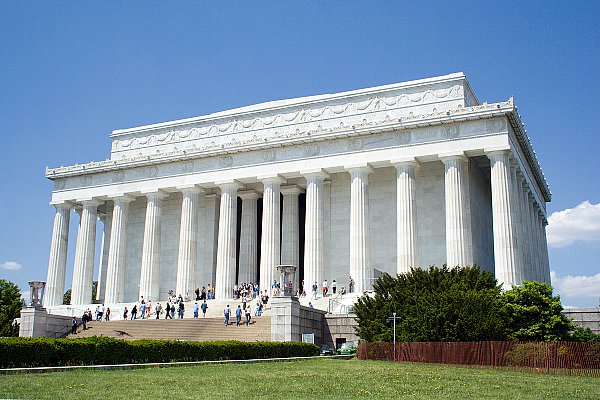 Lincoln_Memorial_Close-Up.jpg